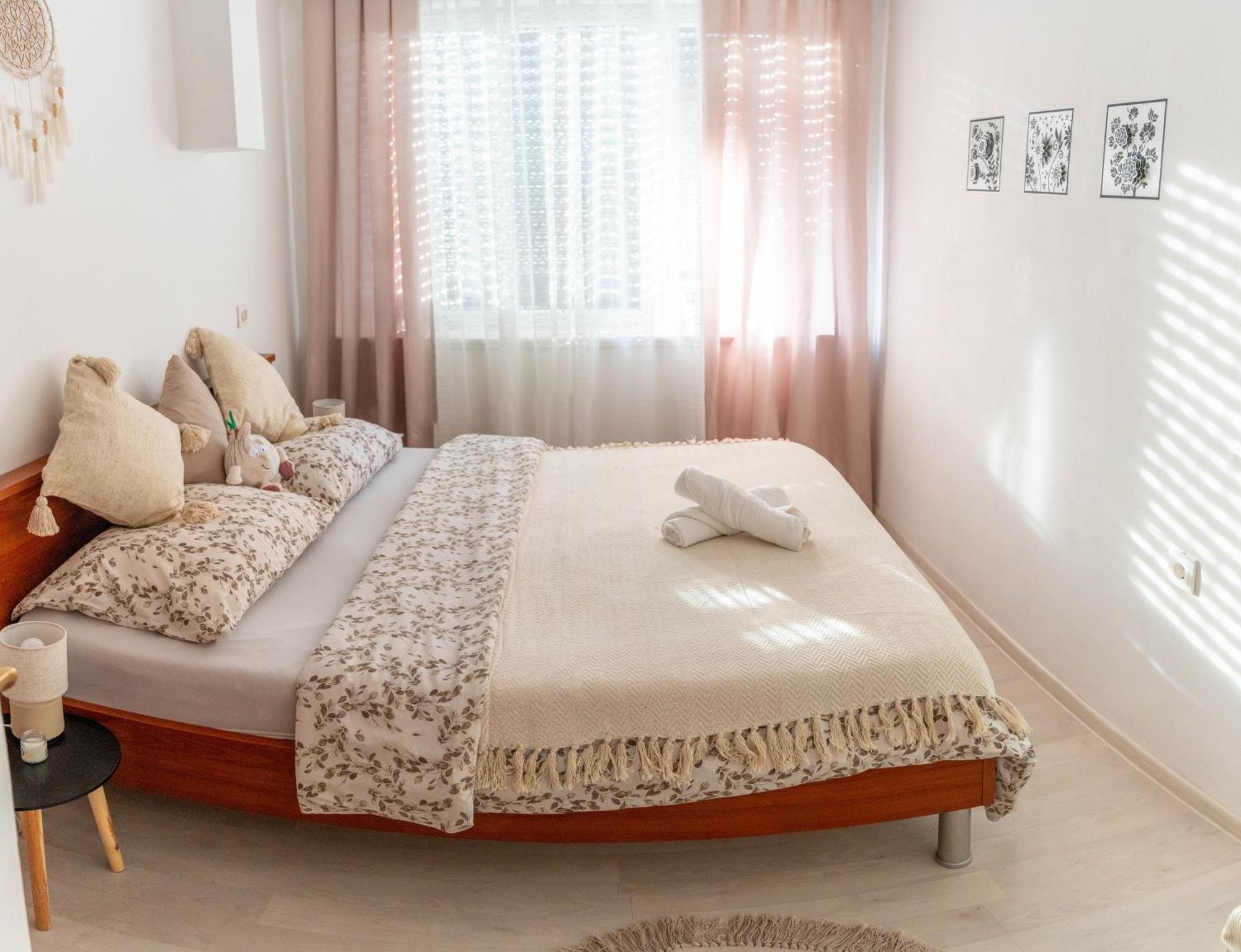 Apartman Lili Knin Exterior foto